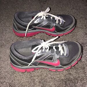 Nike dual fusion sneakers